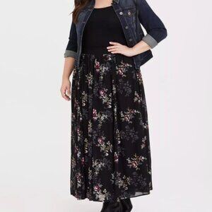725-10 Torrid Black Floral Holiday Rose Chiffon Maxi skirt Size 2 18/20